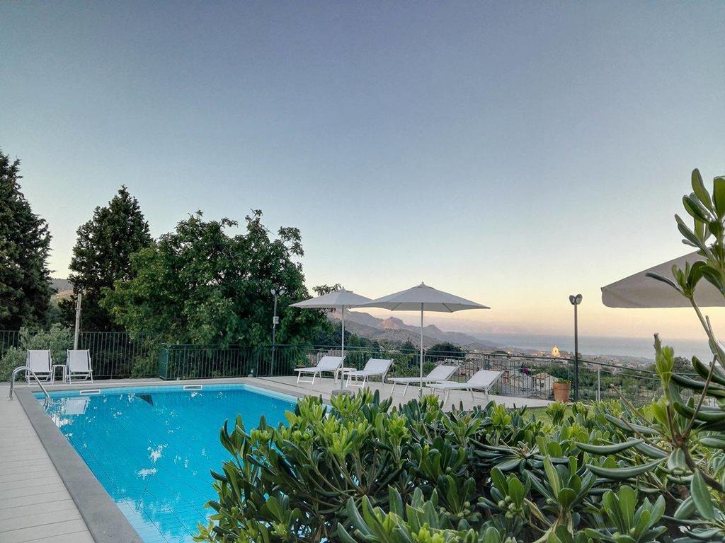 Villa Capogrecale - Piscina Riscaldata Piedimonte Etneo Eksteriør billede